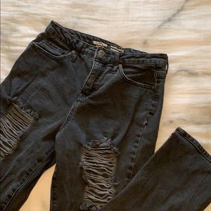 BLACK DISTRESSED MOM JEANS